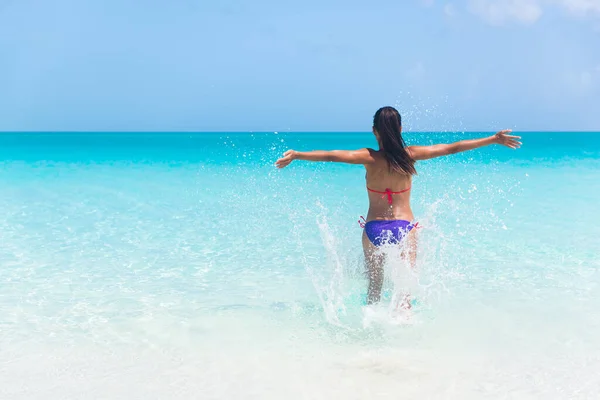 Vacaciones de verano mujer feliz corriendo en la playa de agua —  Fotos de Stock