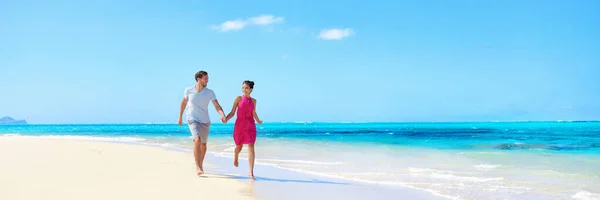 Panorama summer vacation couple walking on beach — Stock Photo, Image