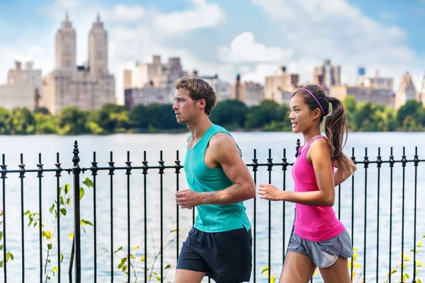 Koşan çift koşucu eğitimi, Central Park, New York — Stok fotoğraf