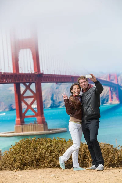 Tourists couple taking selfie photo San Francisco — Stock Photo, Image