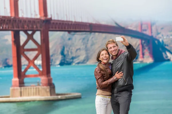 Felice giovane coppia turisti selfie San Francisco — Foto Stock