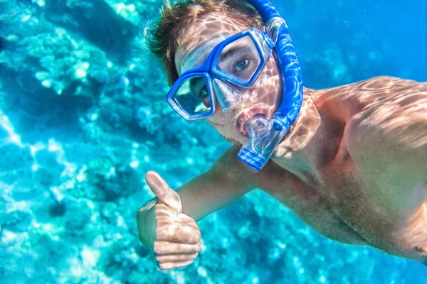 Snorkeling hombre bajo el agua dando pulgares hacia arriba —  Fotos de Stock