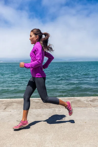 Femme courant sur le port en bord de mer San Francisco — Photo