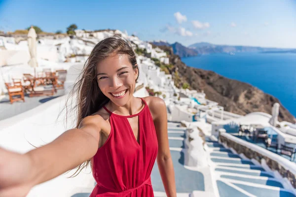 Podróże Wakacyjne Selfie Turystyczne - Kobieta Santorini — Zdjęcie stockowe