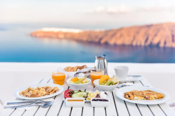 Mesa de desayuno romántica junto al mar en Santorini — Foto de Stock