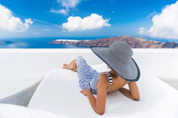 Vakantie reizen vrouw ontspannen genieten Santorini — Stockfoto