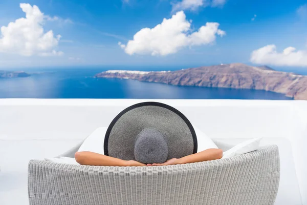 Viaggio vacanza donna rilassante godendo Santorini — Foto Stock