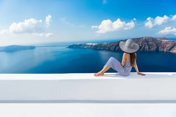 Europa Grecia Santorini viajes de vacaciones - mujer — Foto de Stock