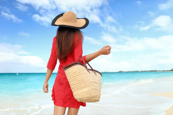 Beach tourist wearing sun hat, dress and bag — Stock Photo, Image