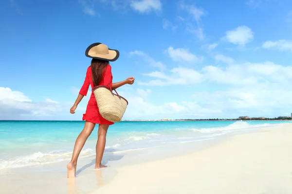 Пляжний одяг жінка ходить з сонячним капелюхом і пляжною сумкою — стокове фото