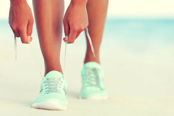 Sano stile di vita attivo ragazza legare scarpe da corsa — Foto Stock