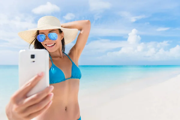 Sommar strand semester flicka tar roligt telefon selfie — Stockfoto