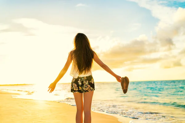 Свободная женщина беззаботно танцует расслабляясь на пляже — стоковое фото