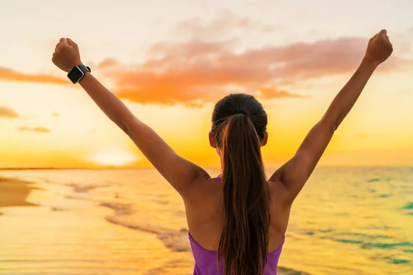 Éxito libertad smartwatch mujer en playa puesta de sol — Foto de Stock