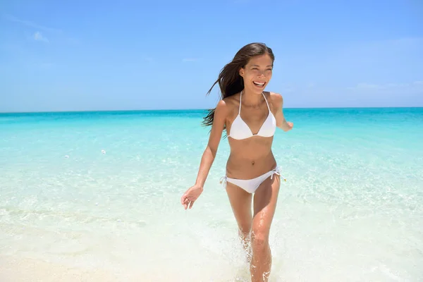 Femme gaie Courir à la plage Plaisirs d'été — Photo