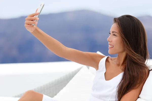 Gelukkig vrouw nemen selfie op sofa buiten — Stockfoto