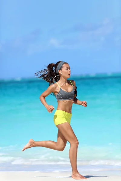 Stile di vita attivo, sano e in forma donna che corre a piedi nudi sulla spiaggia. asiatico femmina corridore jogging completa lunghezza su sabbia formazione il suo gamba muscoli e cardio su oceano fondo. — Foto Stock
