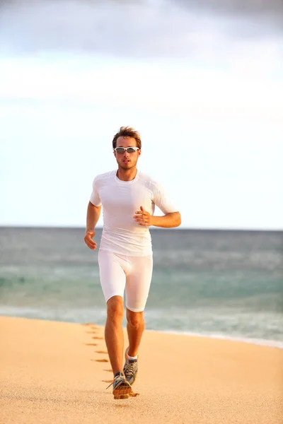 Sportowiec biegacza trening cardio na wyścigach plażowych życia aktywnego i zdrowego stylu życia. Profesjonalny triatlonista ćwiczący ciało na piasku podczas letniego zachodu słońca. Trening zawodów. — Zdjęcie stockowe