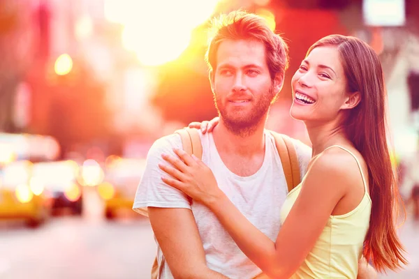 Jovem casal interracial feliz em brilho do sol desfrutando do pôr do sol relaxante se divertindo na rua urbana da cidade de Nova York, EUA. Pessoas multirraciais brincalhões que vivem um estilo de vida moderno. — Fotografia de Stock