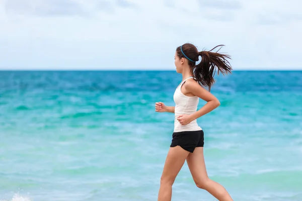 Fitness atleta allenamento cardio corsa sulla spiaggia. Adatto sport corsa asiatico donna corridore jogging all'aperto lavorare fuori esercizio su blu oceano acqua fondo copia spazio. — Foto Stock