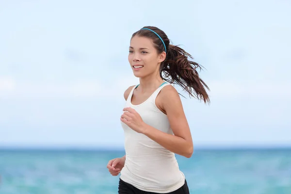 Подходит спортсменка, бегущая бегунья на открытой тренировке на пляже. Азиатская молодая женщина, бегущая на свежем воздухе, готовится к марафону. Мбаппе подходит фитнес-модели в свои 20 лет. — стоковое фото