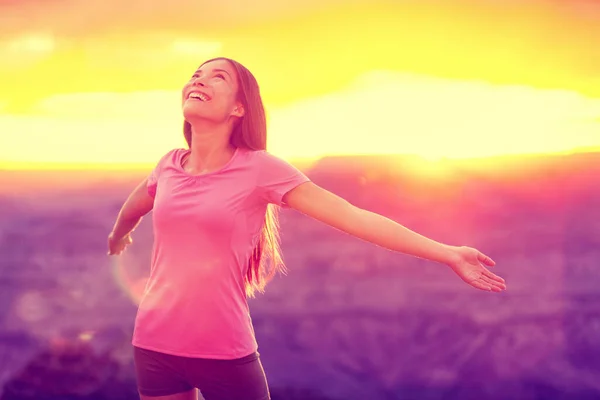 Mulher feliz livre desfrutando do pôr do sol da natureza. Liberdade, felicidade e prazer conceito de jovem menina chinesa asiática multirracial com braços abertos na esperança e sucesso com montanhas Grand Canyon, EUA. — Fotografia de Stock