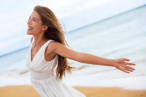 Mulher feliz livre na praia apreciando a natureza. Menina beleza natural ao ar livre em liberdade conceito de prazer. Raça mista caucasiano menina asiática posando em férias viagens de férias em vestido. — Fotografia de Stock