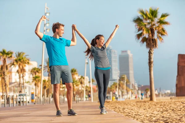 Vincere un allenamento di coppia all'aperto raggiungendo l'obiettivo felice del successo nel fitness. Donna e uomo asiatici tifo per il raggiungimento di perdita di peso. Corridori che corrono sulla spiaggia — Foto Stock