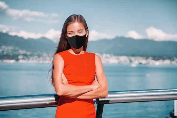 Koronavirüsü önlemek için yüz maskesi takan Asyalı iş kadını. Vancouver, Kanada 'da salgın sırasında gülümseyen çok ırklı bir iş kadını. — Stok fotoğraf
