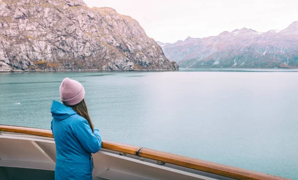 Alaska rejs Wewnątrz pasażu podróży turystycznych kobieta patrząc na krajobraz gór z balkonu pokładu statku. Lodowiec zatoka malownicze wakacje wakacje podróży — Zdjęcie stockowe