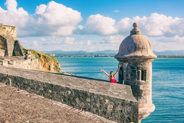San Juan Puerto Rico viaja feliz turista asiática emocionada con los brazos abiertos en la felicidad en la torre de vigilancia del Castillo San Felipe del Morro vacaciones de crucero de verano — Foto de Stock