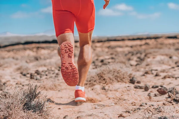 Runner corriendo huyendo vista trasera primer plano de zapatos rojos. Entrenamiento triatlón atleta en trail run ejercicio al aire libre entrenamiento de resistencia —  Fotos de Stock
