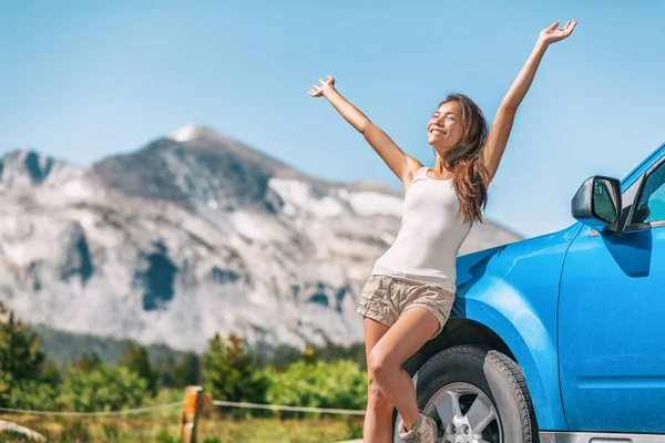 Glad road trip turist flicka njuter av att köra sportbil på sommaren resor äventyr frihet semester. Asiatisk kvinna med öppna armar i frihet — Stockfoto