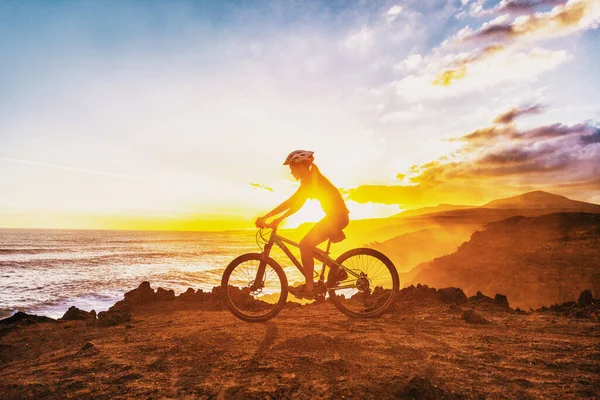 VTT vélo de montagne cycliste femme cavalière à vélo sur le paysage estival de coucher de soleil sentier côtier. Silhouette de fille d'athlète faisant des sports de cycle en plein air. Mode de vie sain et actif — Photo