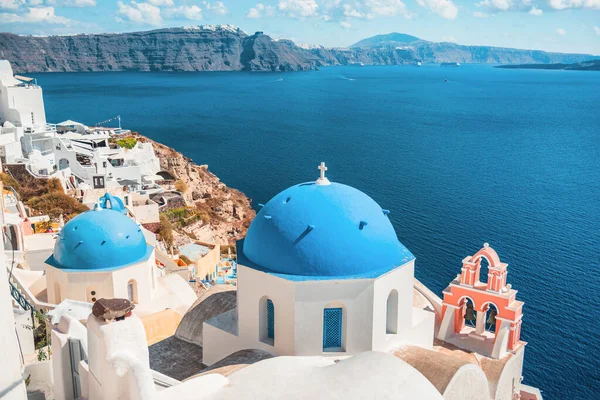 Santorini ön, Grekland, berömda Europa resor turist semestermål. Oia vit by — Stockfoto