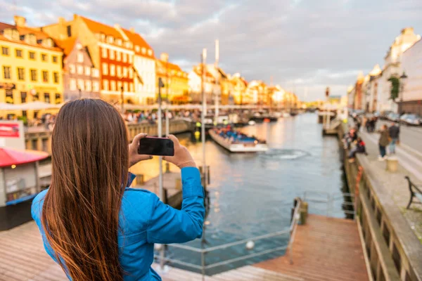 Copenhague Dinamarca viaje turista mujer tomando fotos del canal de agua Nyhavn casco antiguo famoso destino turístico, atracción en scandinavia, Europa —  Fotos de Stock