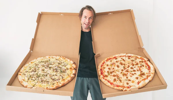 Tomada de pizzas de estilo Nova Iorque. Entrega homem mostrando engraçado grandes caixas de pizza entrega fast food de restaurante para casa — Fotografia de Stock