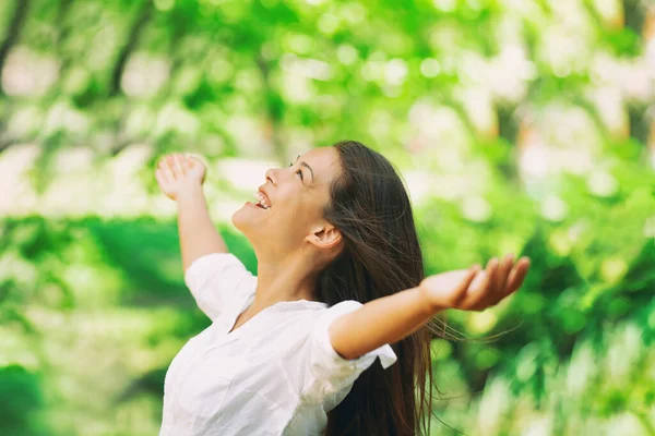 Vrolijke vrouw ademt frisse schone lucht buiten natuurbos voor het voorjaar stuifmeel allergieën. Zorgeloos Aziatisch meisje met armen uitgestrekt in vrijheid. Geluk buiten — Stockfoto