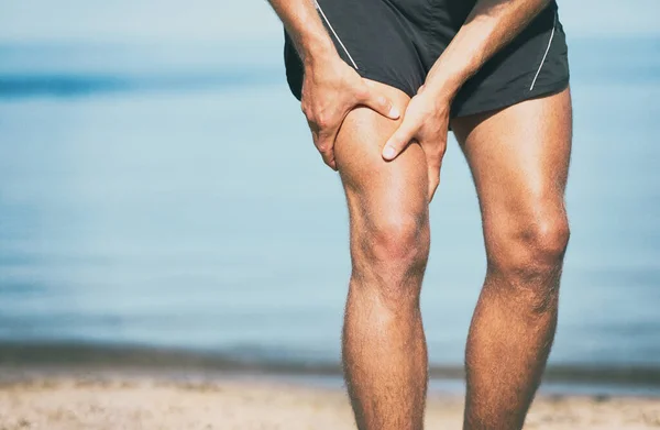 Lesão esportiva dor muscular cãibra ajuste corredor homem atleta segurando dolorosa perna da coxa no exercício de corrida de verão ao ar livre. Estilo de vida fitness — Fotografia de Stock