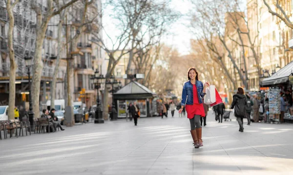 Υπαίθρια εμπορική οδός Ασιάτισσα γυναίκα που περπατά έξω με τσάντες για ψώνια στη La Rambla, Βαρκελώνη. Αγοραστής απολαμβάνει την πώληση. Τουριστικός προορισμός στην Καταλονία, Ισπανία ταξίδια — Φωτογραφία Αρχείου