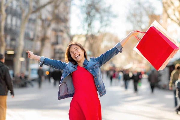 Őszi divat eladó boldog nő séta bevásárló táskák a La Rambla utcán Barcelonában. Shopper ázsiai lány eksztatikus tárt karokkal holding vásárlások izgatott — Stock Fotó