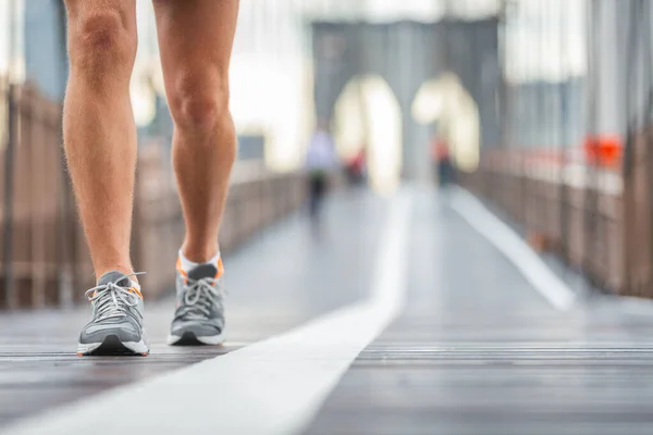 Runner che esercita fuori allenamento cardio in scarpe da corsa. Atleta attivo che fa jogging sul ponte di Brooklyn, stile di vita newyorkese, NYC, USA. Fitness all'aperto — Foto Stock