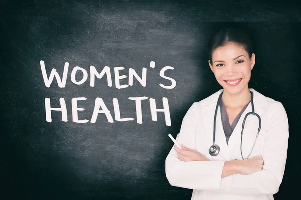 WOMENs Health svarta tavlan affisch rubrik med text titel Asiatisk kvinnlig läkare gärna skriva på tavlan med krita undervisning om hälsofrågor — Stockfoto