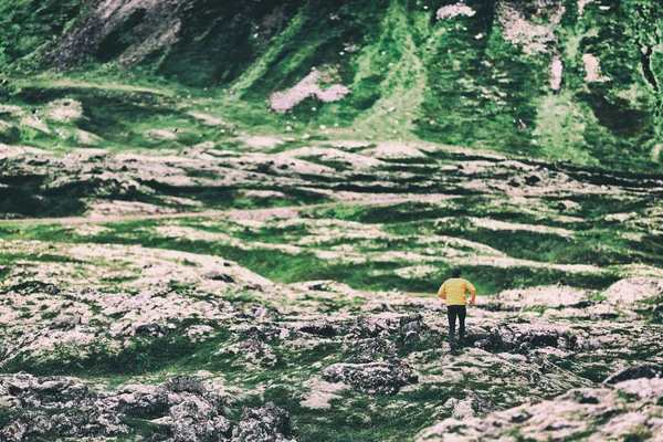 Trail run atleet draait op berg natuur achtergrond ultra loper op lange afstand trek. Houdbare sportieve wandelaar op trektocht. Landschap lente of winter — Stockfoto