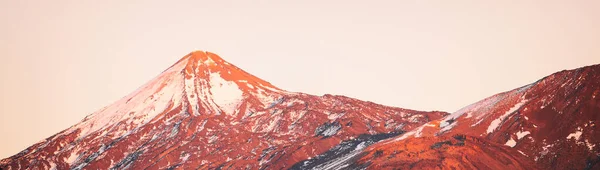 雪の冬の背景ヘッダーに覆われた日没の火山の山のピークの風景。Teide Pico del Teideトップのパノラマ,テネリフェ島,カナリア諸島,スペイン.風景自然屋外の背景 — ストック写真