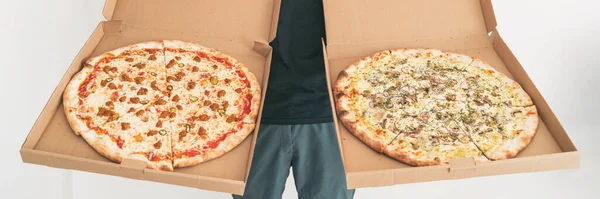 Доставка пиццы в нью-йоркском стиле. Доставщик показывает смешные негабаритные коробки пиццы доставка фаст-фуда из ресторана в дом — стоковое фото