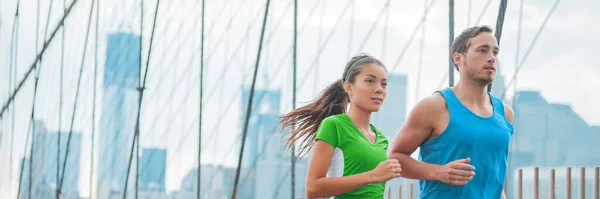 Corredores de atletas corriendo en la ciudad de Nueva York Puente de Brooklyn para el entrenamiento de maratón, entrenamiento de fitness de mujer asiática y hombre caucásico, pancarta de pareja interracial — Foto de Stock