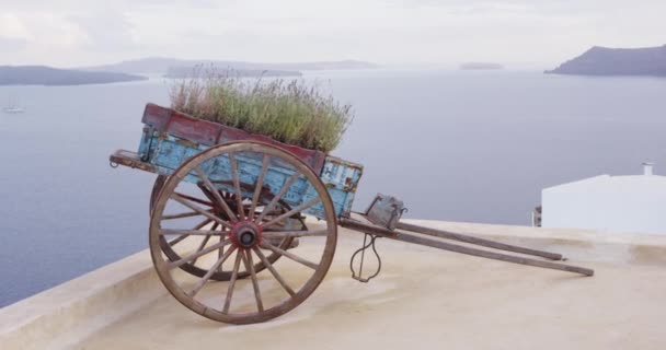 Europa Grécia Santorini viagem férias natureza paisagem com carrinho decorativo — Vídeo de Stock