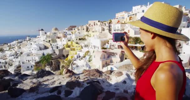 在Oia Santorini用电话拍照的妇女 — 图库视频影像