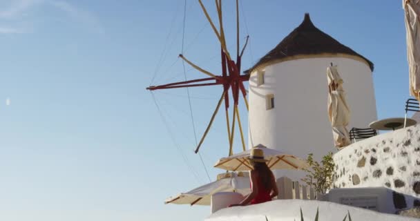 Santorin Berühmte Sehenswürdigkeit und Touristenattraktion - Windmühle in Oia Santorini — Stockvideo